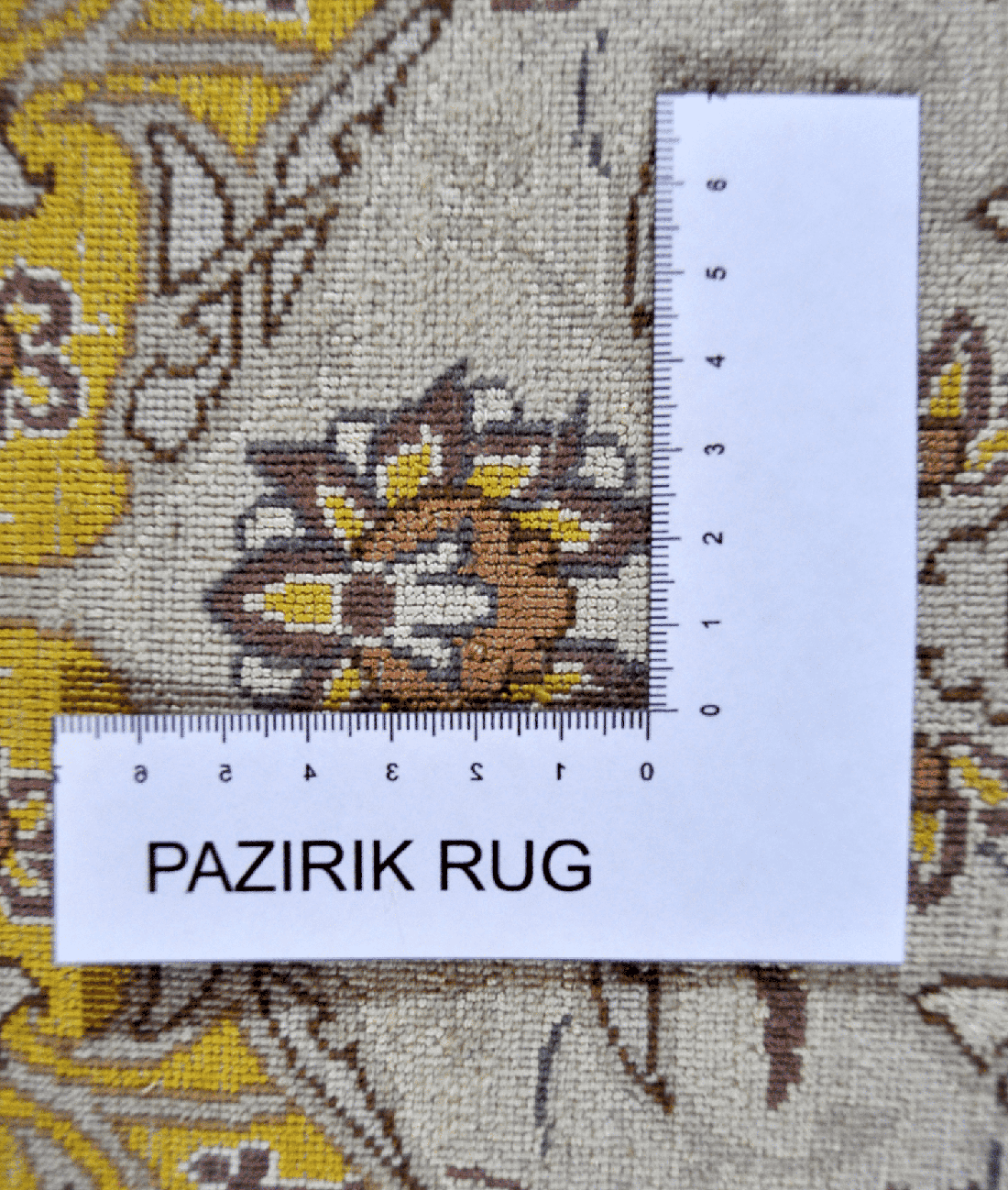 Персидский ковёр золотого цвета из шёлка и шерсти "Исфахан Медальон Энтешари"
