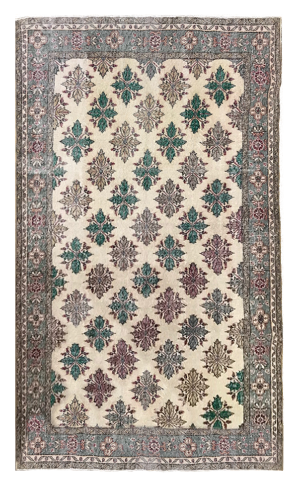 Турецкий ковёр бежевого цвета с цветочным орнаментом