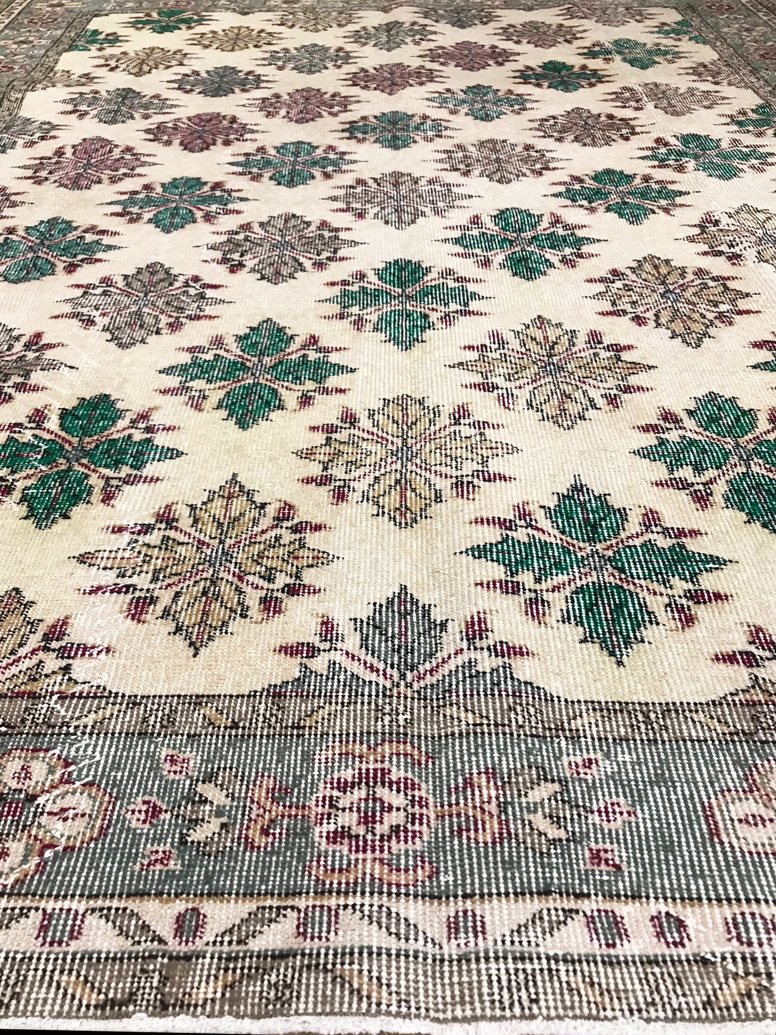 Турецкий ковёр бежевого цвета с цветочным орнаментом