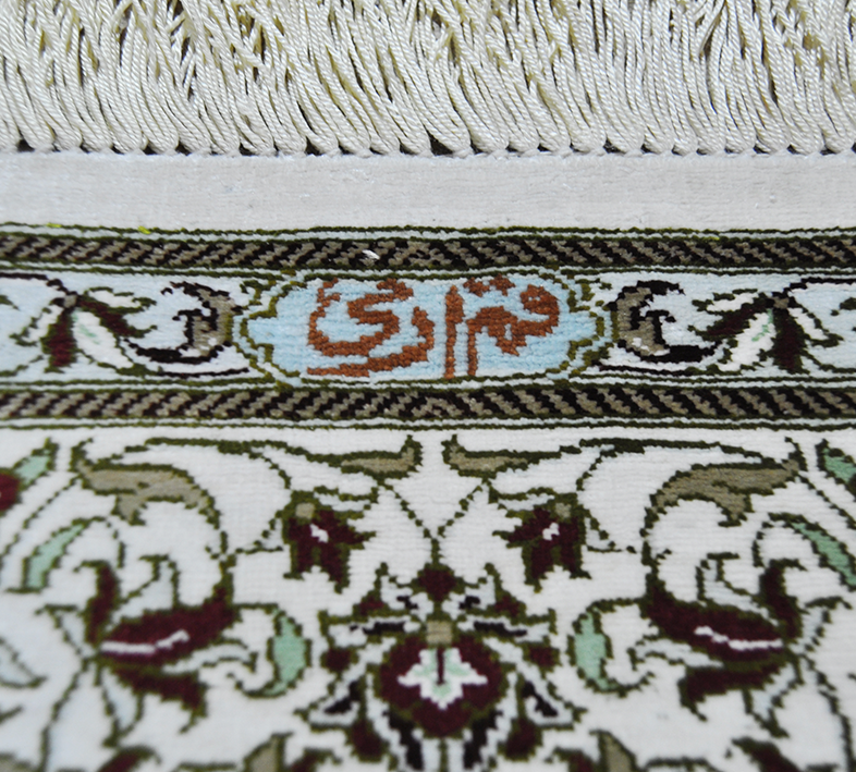 Шёлковый ковёр молочного цвета с коричневым узором "Кум Медальон Эрами"